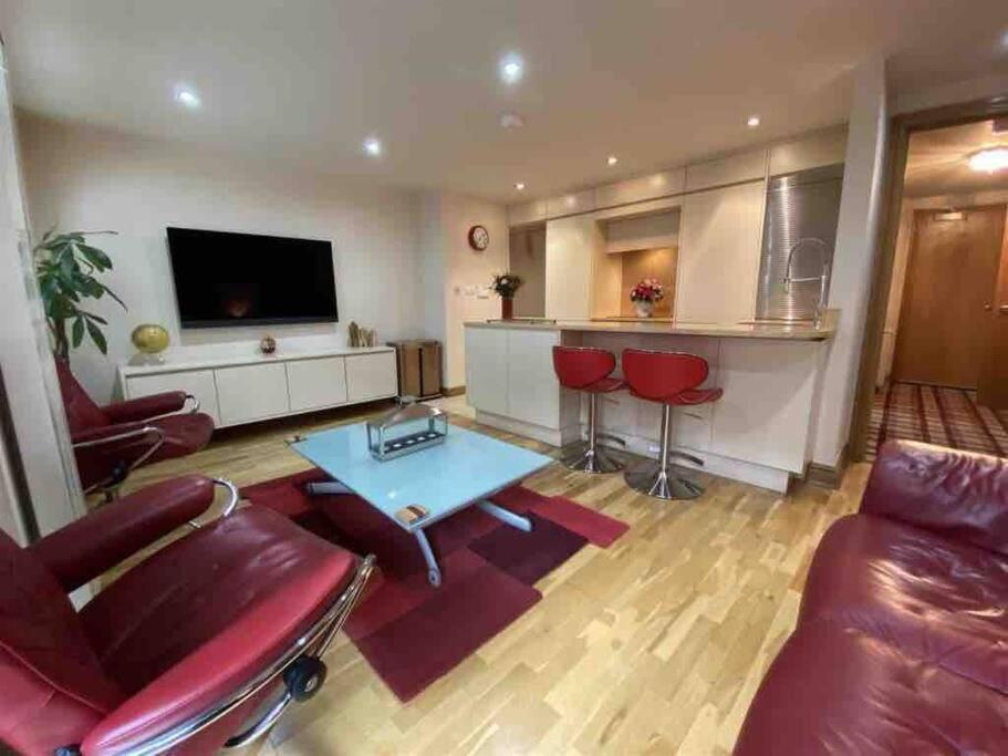Lovely 2 Double Bedroom Flat With Patio Manchester Exterior photo
