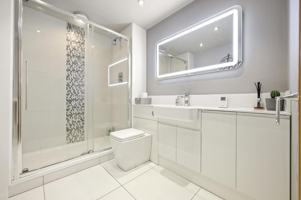 Lovely 2 Double Bedroom Flat With Patio Manchester Exterior photo